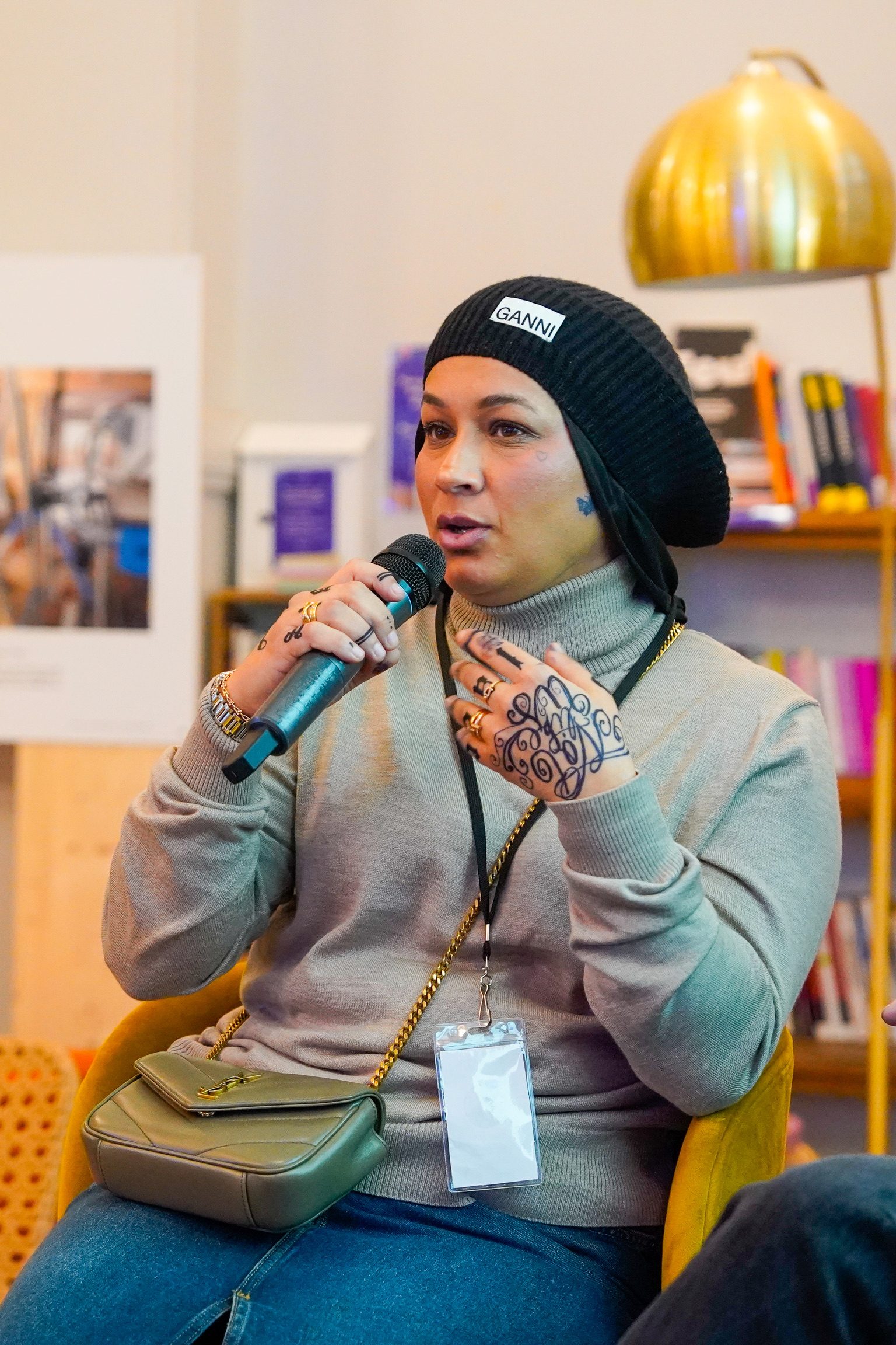 Intervenante partageant son parcours au micro lors d'un talk